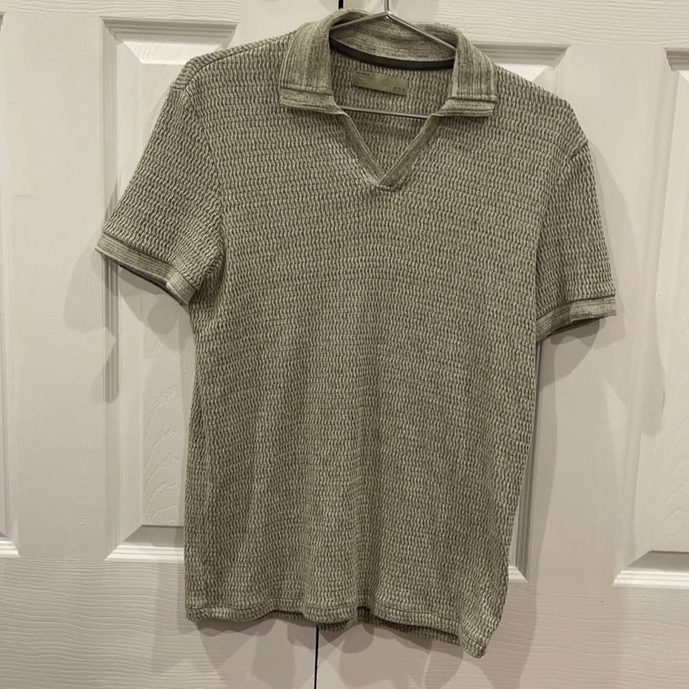 Beautifully knit polo. Size M